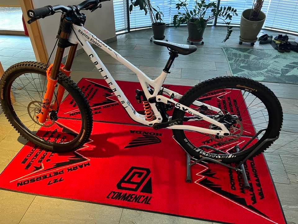 Commencal / Mark Peterson logovaip